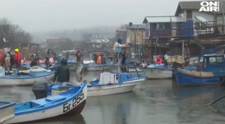 Рибарите от Бургас излязоха на мълчалив протест Недоволството им е