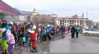Огромни опашки за лифта за ски пистите в Банско Скиорите
