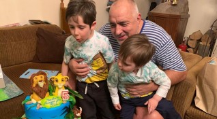 Премиерът Бойко Борисов поздрави големия си внук по случай рождения