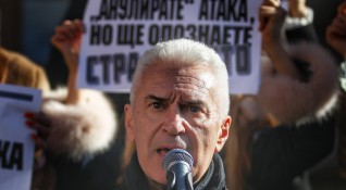 Снимка Димитър КьосемарлиевПартия Атака излезе на протест пред Централната избирателна