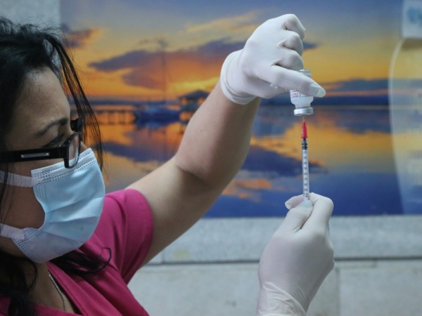 Броят на американците, ваксинирани срещу коронавирус, надвишава общия брой на