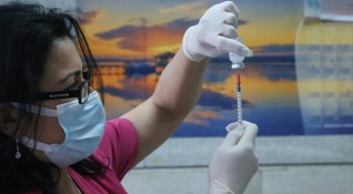 Броят на американците ваксинирани срещу коронавирус надвишава общия брой на