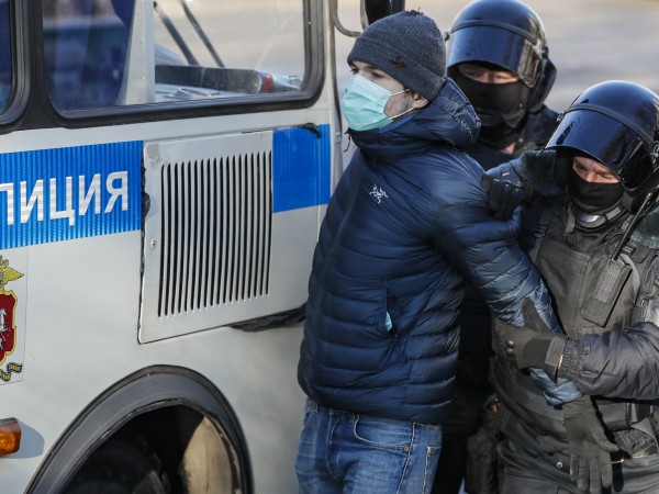 Руската полиция започна да задържа хора, които се събираха при