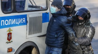 Руската полиция започна да задържа хора които се събираха при