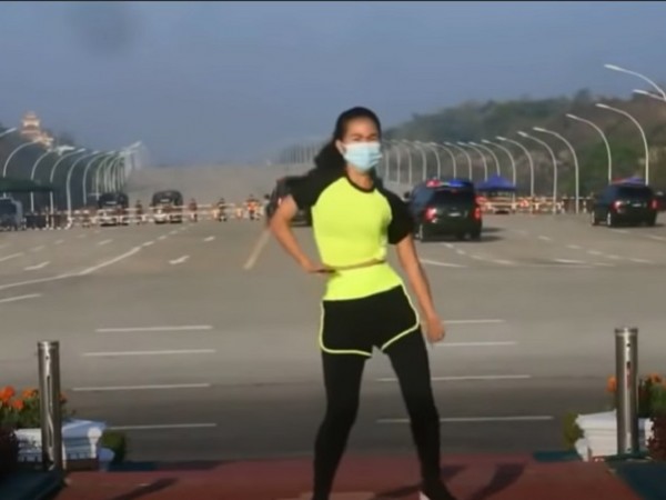 Клип на момиче от Мианмар, което показва тренировъчни упражнения по