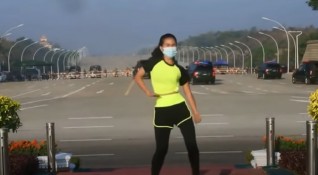 Клип на момиче от Мианмар което показва тренировъчни упражнения по
