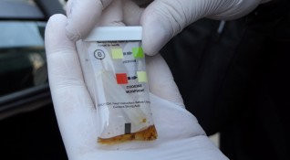 Седем опаковки хероин и боеприпаси са иззети от полицията в