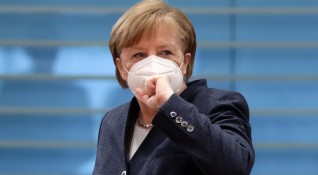 Канцлерът на Германия Ангела Меркел каза че се буди нощем