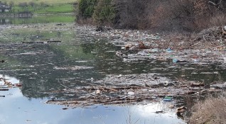Незаконно сметище се е образувало в коритото на река Искър