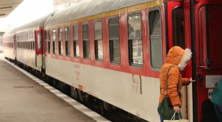 Пътник нападна машинист и началник на влак по линията София