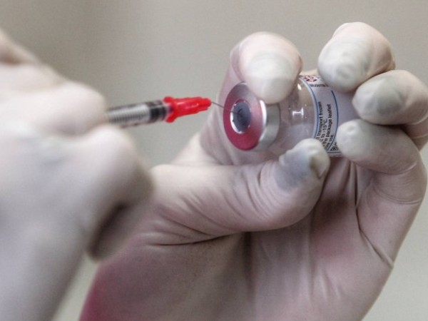 Първите 28 800 дози от ваксината на AstraZeneca пристигнаха в