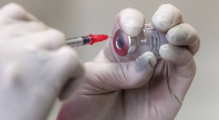 Първите 28 800 дози от ваксината на AstraZeneca пристигнаха в