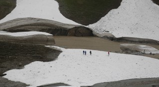 Част от хималайски ледник в Индия се е отчупила Има