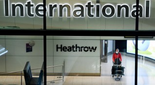 Великобритания няма да въвежда имунизационни паспорти Хората ще могат да