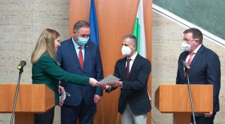 Министърът на правосъдието Десислава Ахладова връчи удостоверението за българско гражданство