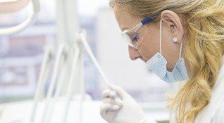 Българските зъболекари все още нямат достъп до списъците със заразените