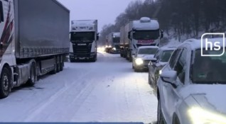 Обилен снеговалеж предизвика значителни нарушения на транспорта в Германия включително