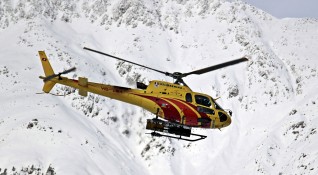 Във френските Алпи хеликоптер се разби в близост до ски