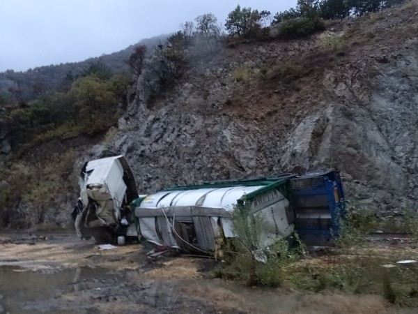Камион-цистерна се е обърнал в канавка на пътя Пазарджик-Пловдив. Водачът