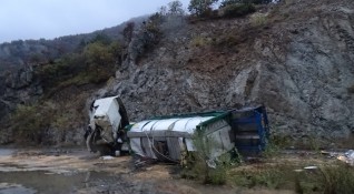 Камион цистерна се е обърнал в канавка на пътя Пазарджик Пловдив Водачът