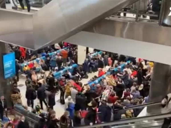 Хаос на летище "Домодедово" в Москва. Заради обилен снеговалеж бяха
