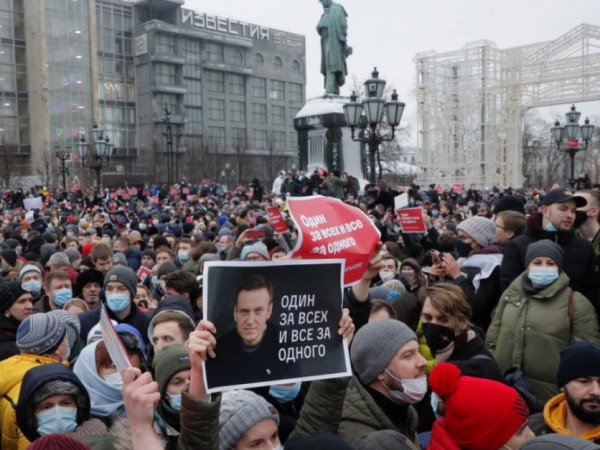 Руската полиция претърси офиси на сподвижници на опозиционера Алексей Навални.