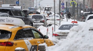 Москва е в плен на снежна буря Снегът затрудни автомобилното