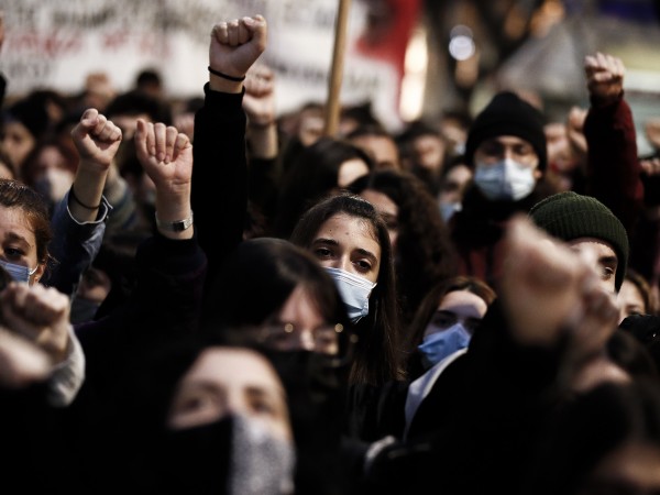 Полицията в Атина използва сълзотворен газ, за да разпръсне протестиращи