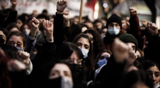 Полицията в Атина използва сълзотворен газ за да разпръсне протестиращи