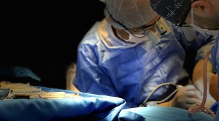 е един от водещите имплантолози и орални хирурзи в България
