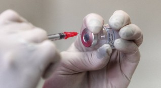Учителите имат положителна нагласа към ваксините проявяват интерес и търсят