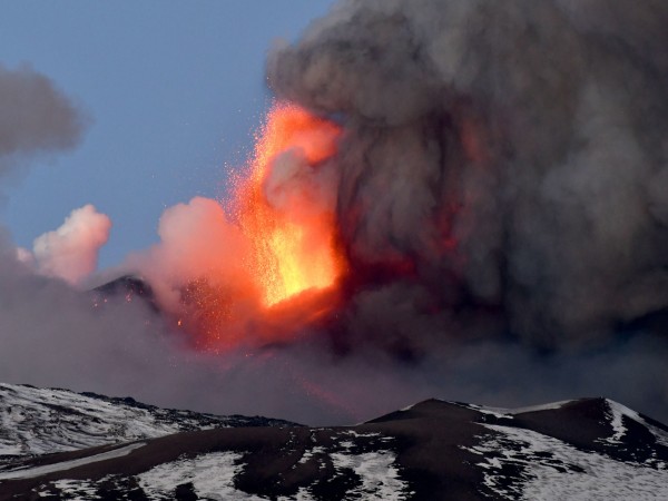 Вулканът Етна на остров Сицилия изригна зрелищно.Дъжд от малки вулканични
