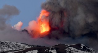 Вулканът Етна на остров Сицилия изригна зрелищно Дъжд от малки вулканични