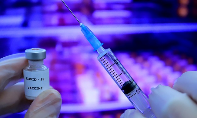 Скептицизмът на българите към ваксините срещу COVID-19 ще попречи на