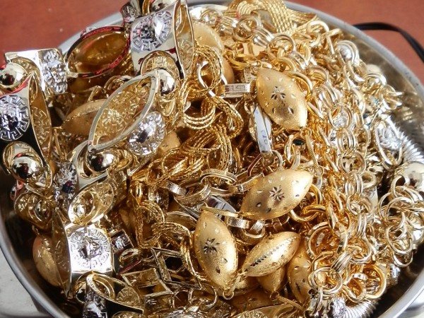 Митничари откриха 1075 грама недекларирани златни и сребърни накити, при