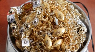 Митничари откриха 1075 грама недекларирани златни и сребърни накити при