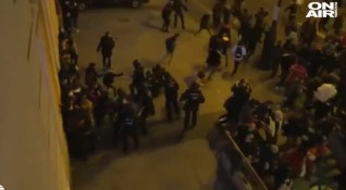 Испанската полиция използва сълзотворен газ гумени куршуми и шумови гранати