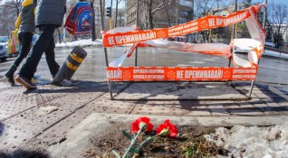 Близките на загиналото от токов удар в центъра на София