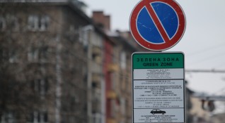 Полицаи паркират безплатно в зелената зона на София Служителите на