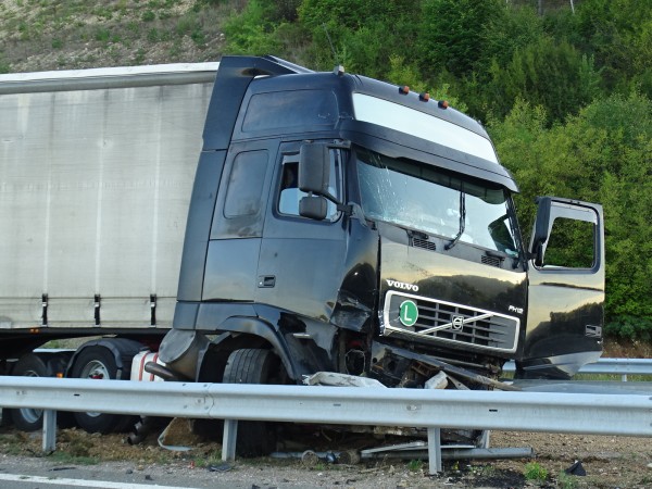 Катастрофирал ТИР затрудни движението по пътя Банско - Гоце Делчев.