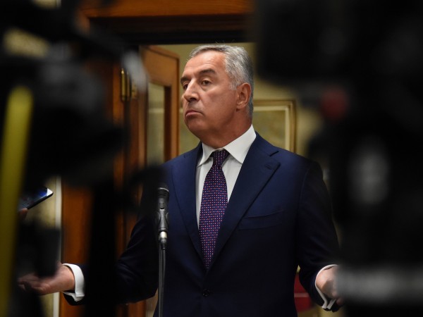 Черногорското правителство ще обяви за продажба луксозни мерцедеси на президента