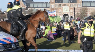 Полицията в Амстердам е използвала сила за да разпръсне демонстранти