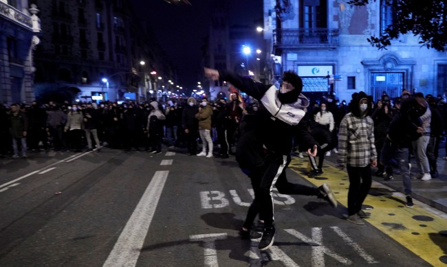 Шеста нощ на протести в Испания заради рапъра Пабло Хасел