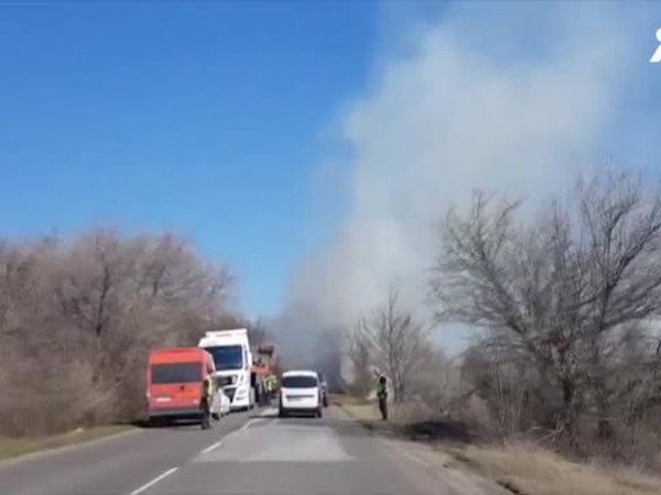 Камион, превозващ сено, се запали в движение. Инцидентът е станал