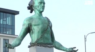 Четириметровата статуя до Морската гара в Бургас провокира разнопосочни страсти
