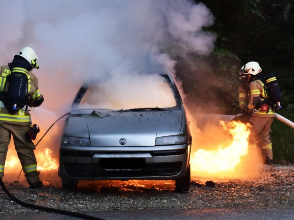 Четири автомобила са изгорели в частен имот в село Коняво,