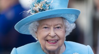 Кралица Елизабет II призова цялата общественост да се ваксинира срещу