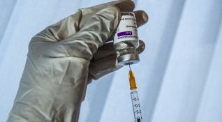Франция облекчи забраната за имунизиране с АстраЗенека на възрастните Сега
