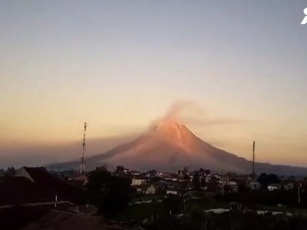 Вулканът Синабунг в Индонезия изригна и успя да изхвърли пепел