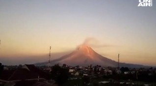 Вулканът Синабунг в Индонезия изригна и успя да изхвърли пепел